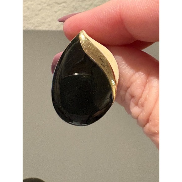 Vintage Black and Cream Enamel Teardrop Stud Earrings, Gold Tone, Used - Picture 5 of 8